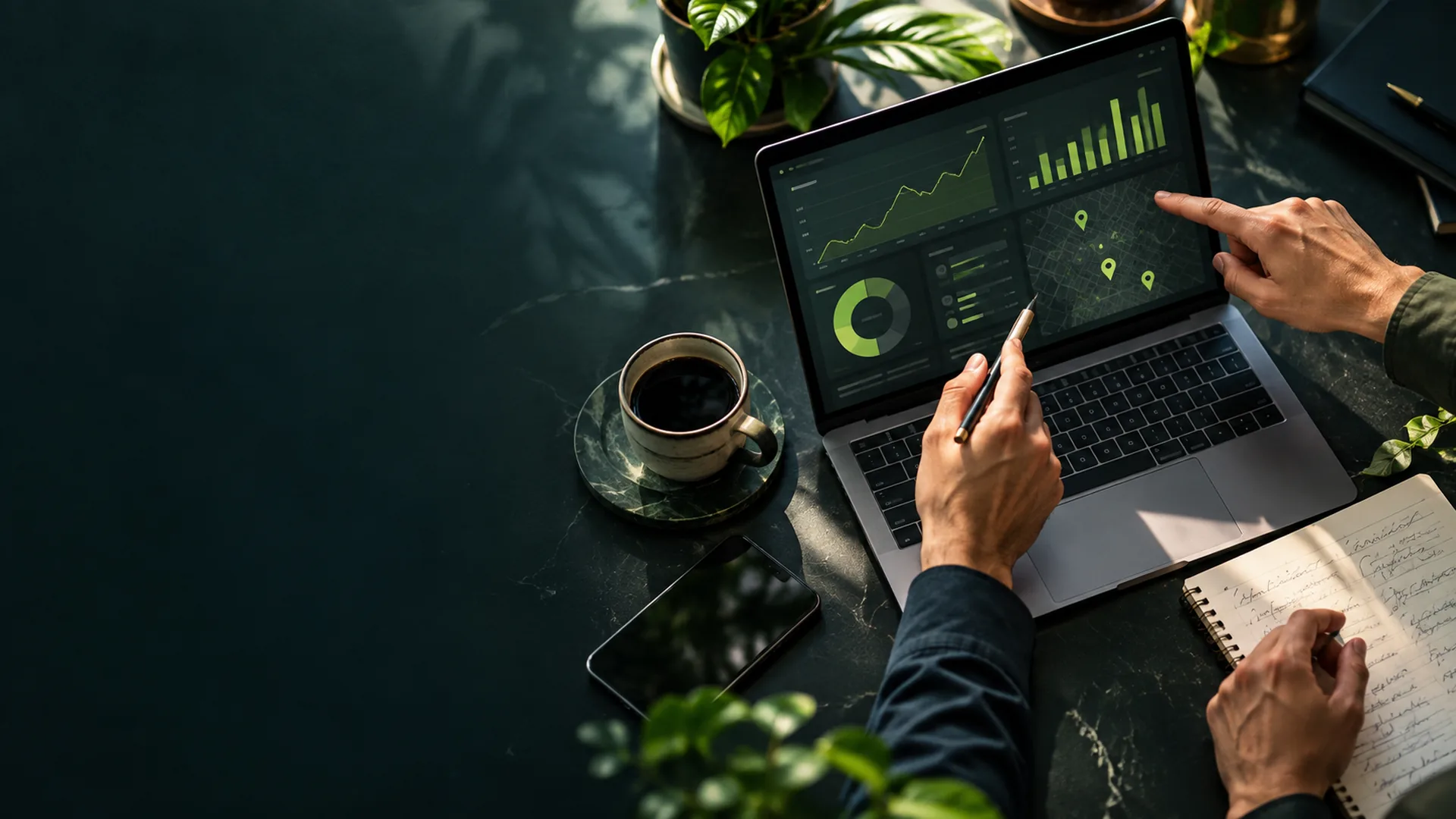Consultoria de SEO local: notebook com gráficos e caderno de anotações